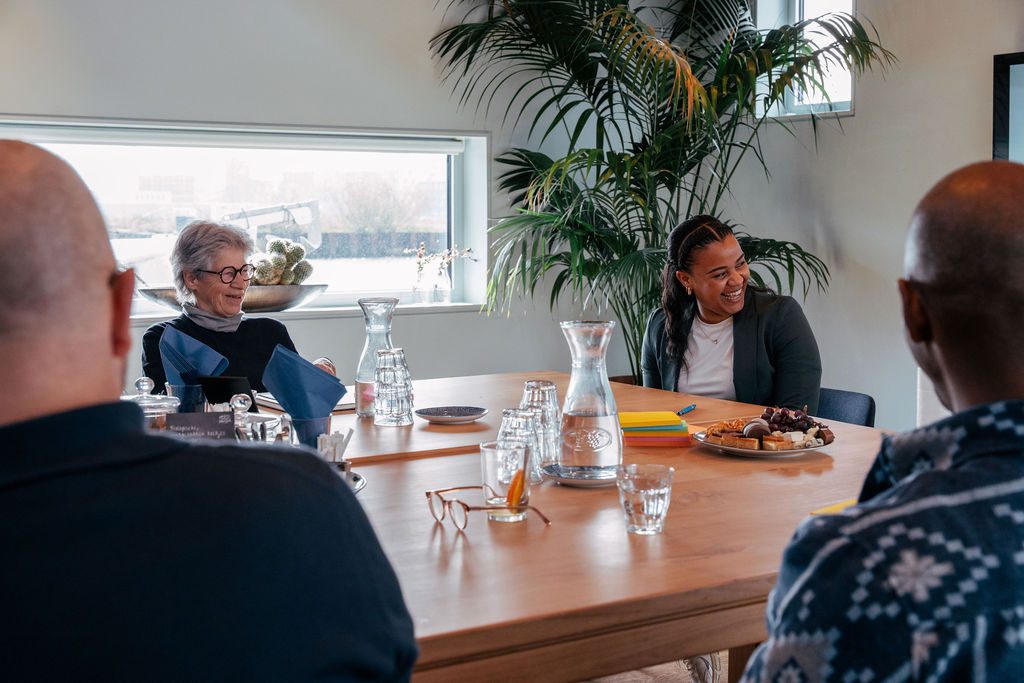 Teamleden van Human Centric in gesprek rond de tafel