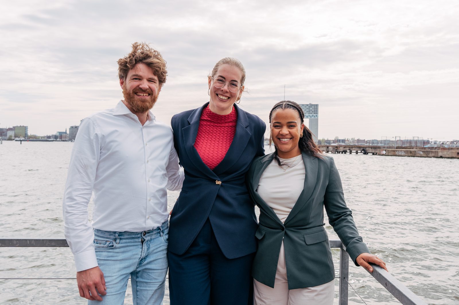 Rutger Legeland, Lianne Mulder en Janice Odijk aan het IJ in Amsterdam