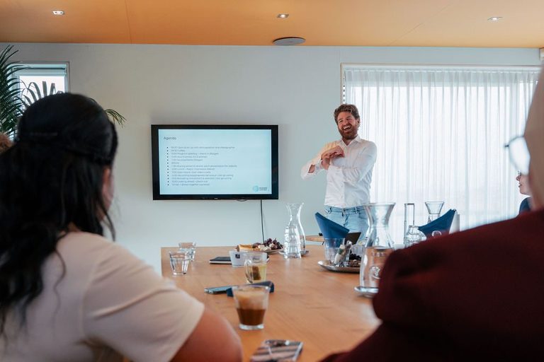 Rutger Legeland delivers a training to a group of participants
