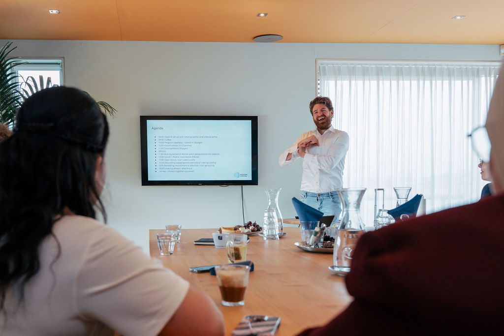 Rutger Legeland geeft een Active Bystander training aan een groep deelnemers