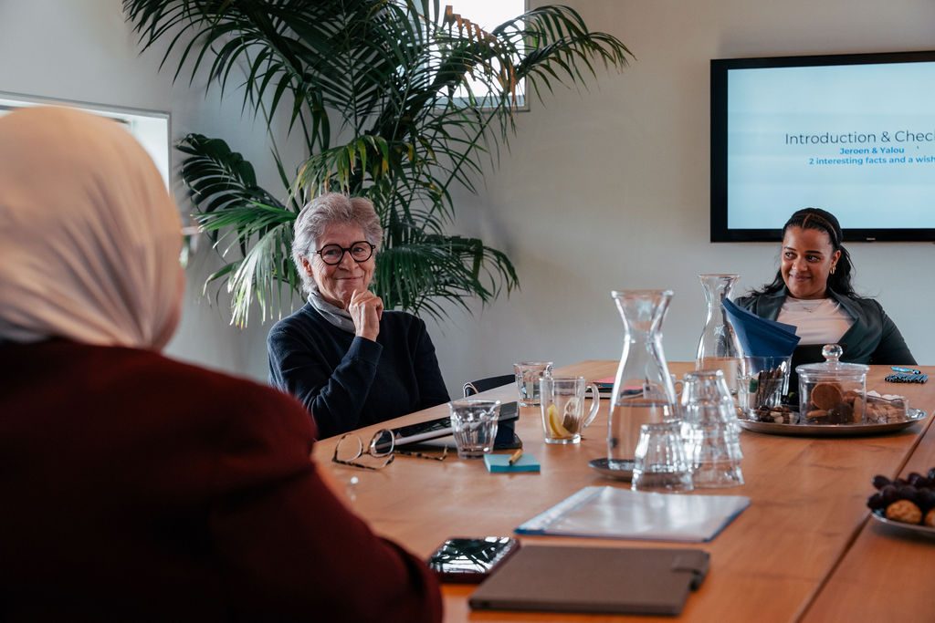 Workshop-introductie met diverse deelnemers tijdens een Human Centric sessie