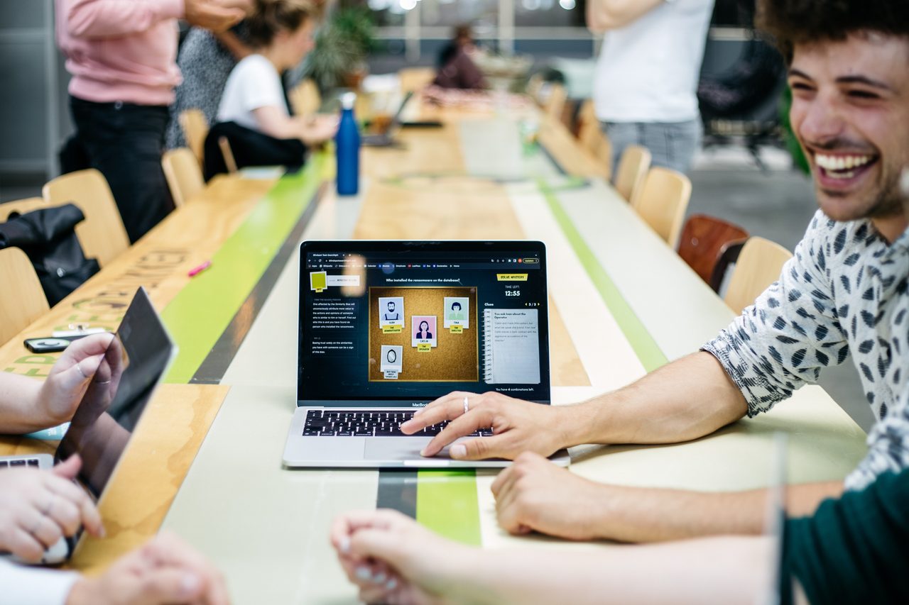 Een team speelt Blindspot op een laptop tijdens een sessie