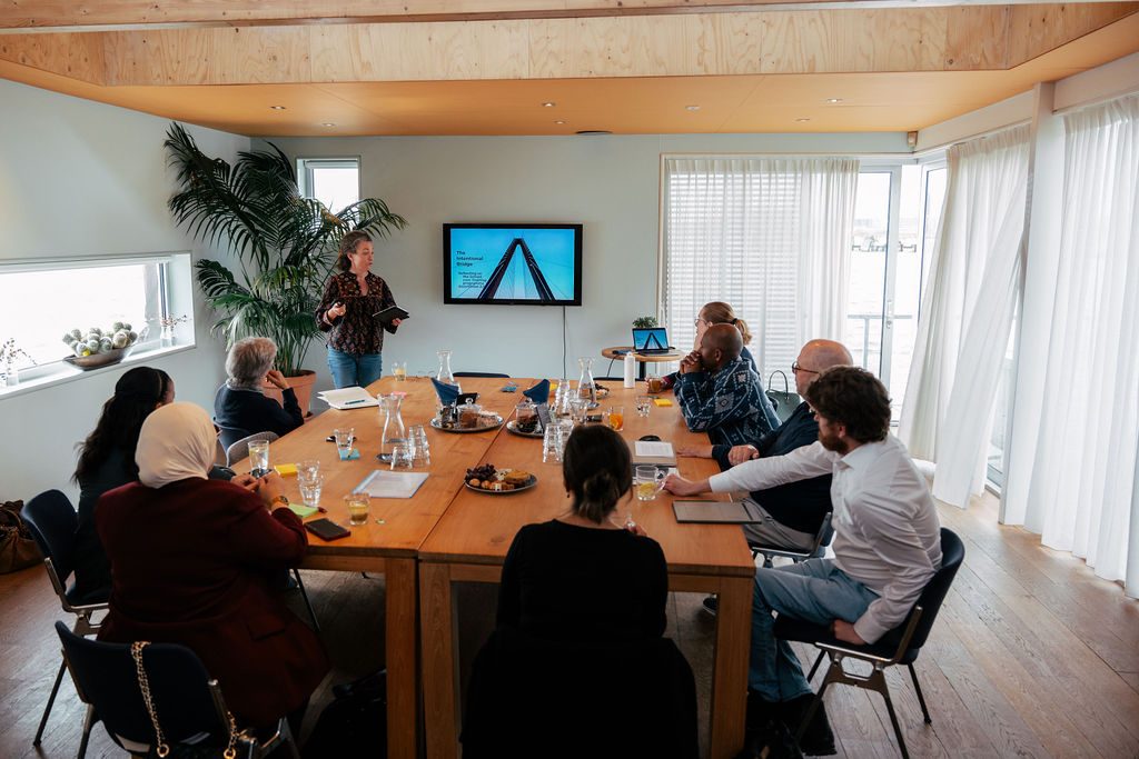 Training in de Gewoonboot, een groep deelnemers in gesprek tijdens een Human Centric sessie